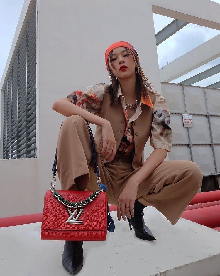 Bát đĩa đỏ trên nền nâu