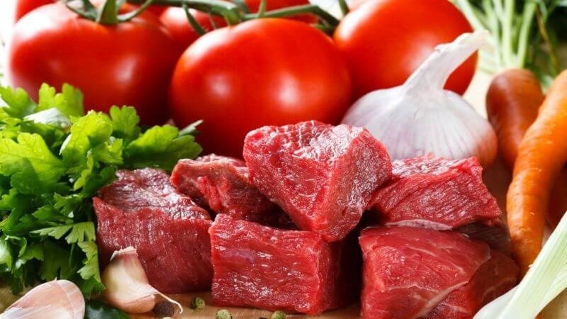 Bát hủ tiếu giàu đạm và xơ với tôm, thịt, rau xanh giúp no lâu hơn