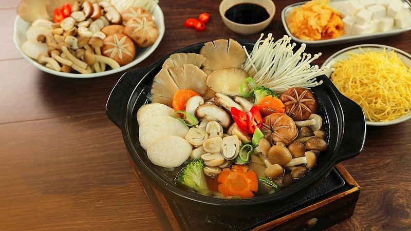 Bát lẩu chay thập cẩm nóng hổi, rau củ tươi ngon, dinh dưỡng