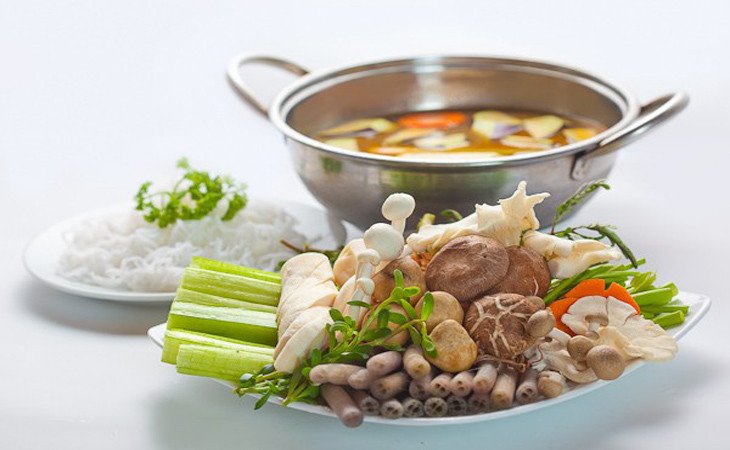 Bát lẩu nấm chay thanh đạm với bún sợi