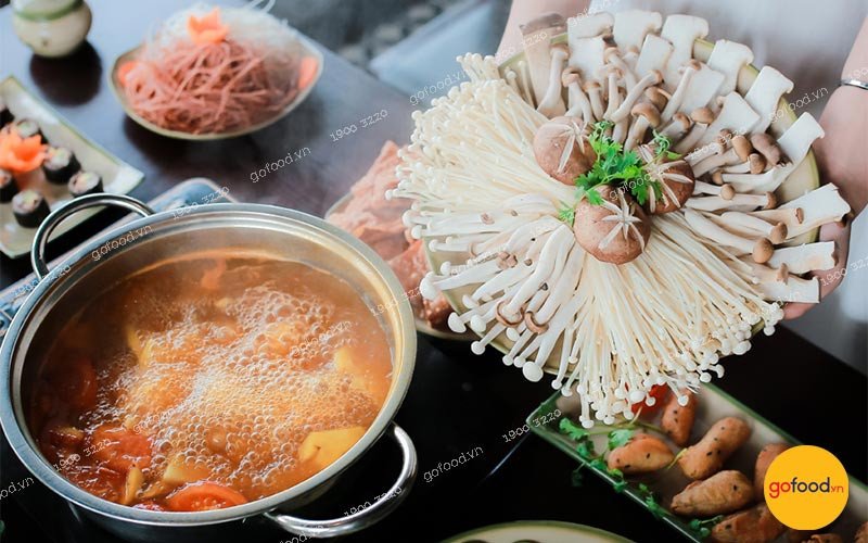 Bát lẩu Thái chay đã hoàn thành với bún, rau và nấm, toát lên hương vị chua cay đặc trưng của món lẩu Thái chay thuần túy.