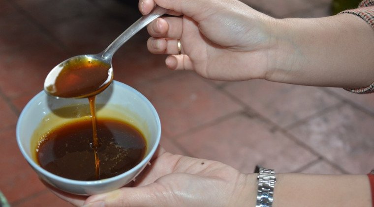 Bát mật mía vàng óng dùng kèm bánh tro miền Bắc truyền thống