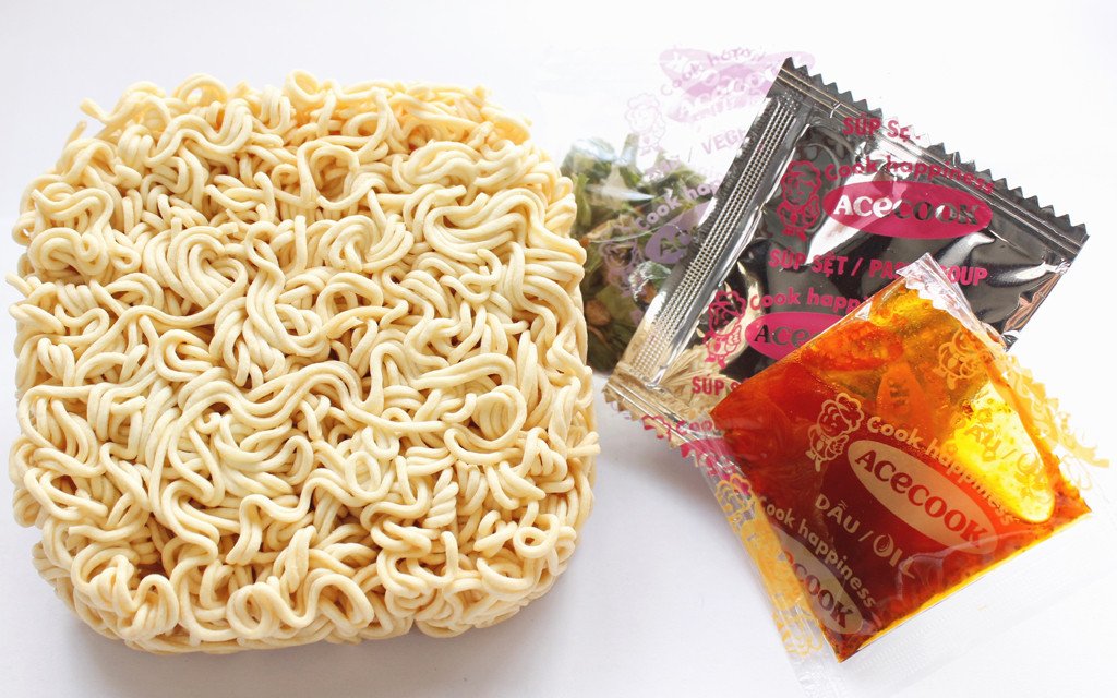 Bát mì 3 Miền đầy ắp rau xanh và trứng