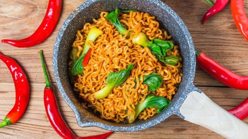Bát mì siu cay với rau xanh và topping healthy