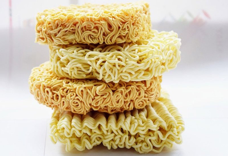 Bát mì tôm được chế biến với nhiều rau xanh và protein nạc, minh họa cách ăn mì tôm lành mạnh