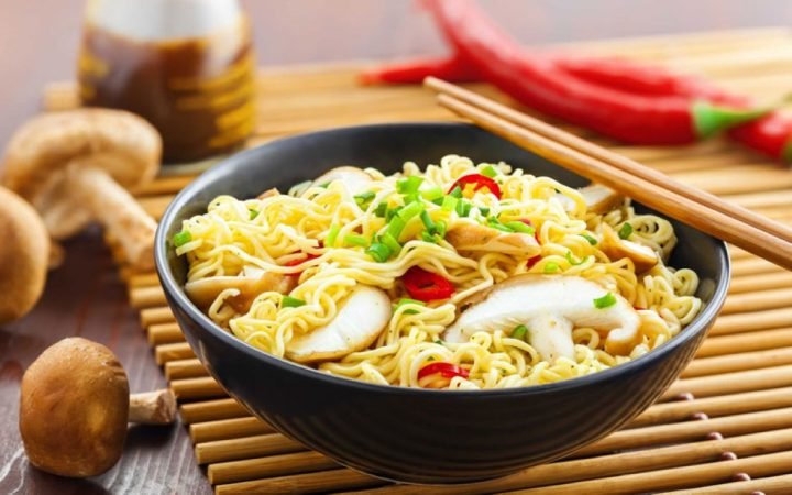 Bát mì tôm Hảo Hảo với trứng và rau xanh, minh họa cách ăn mì gói bổ dưỡng.