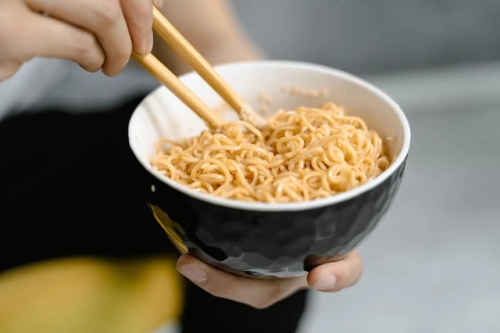 Bát mì tôm hấp dẫn với rau xanh và trứng, minh họa cho bữa ăn nhanh tiện lợi