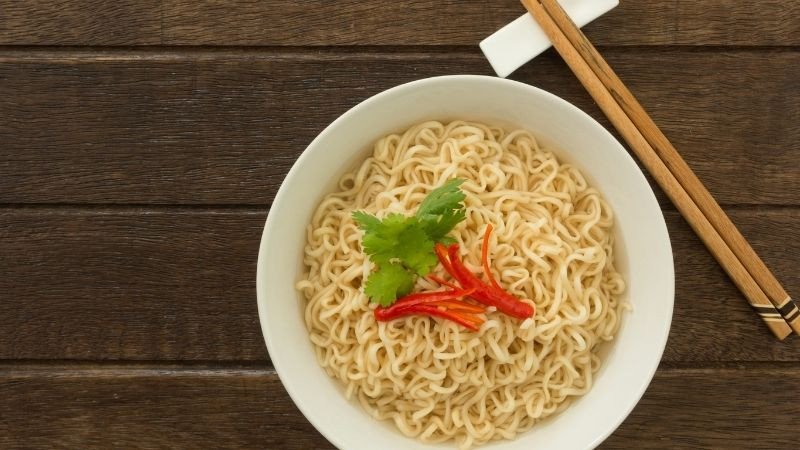 Bát mì tôm nóng hổi với lượng calo cần biết