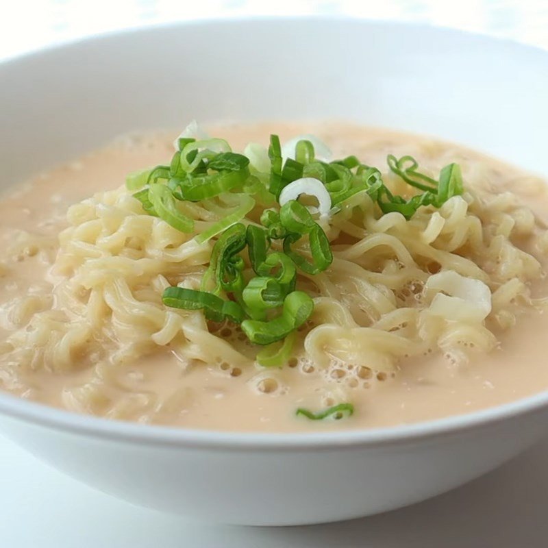 Bát mì trứng khuấy đậm đà hương vị, món mì tôm trứng tiện lợi