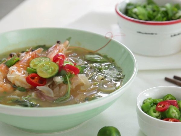 Bát miến dong với xương sườn non thơm ngon nóng hổi
