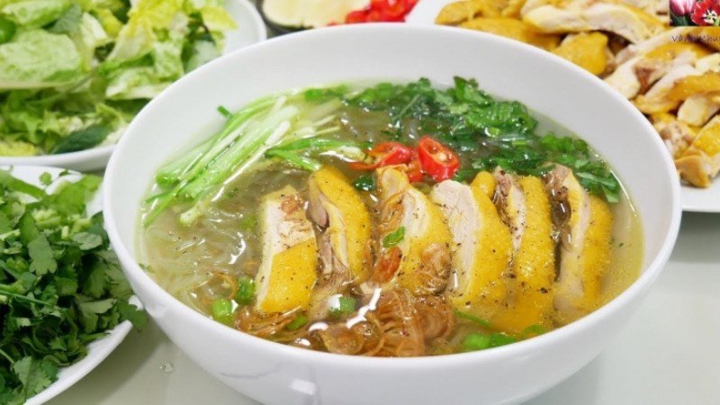 Bát miến nóng hổi cung cấp năng lượng cho ngày mới