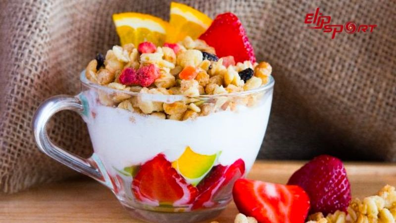 Bát ngũ cốc Calbee ăn cùng sữa chua và trái cây tươi