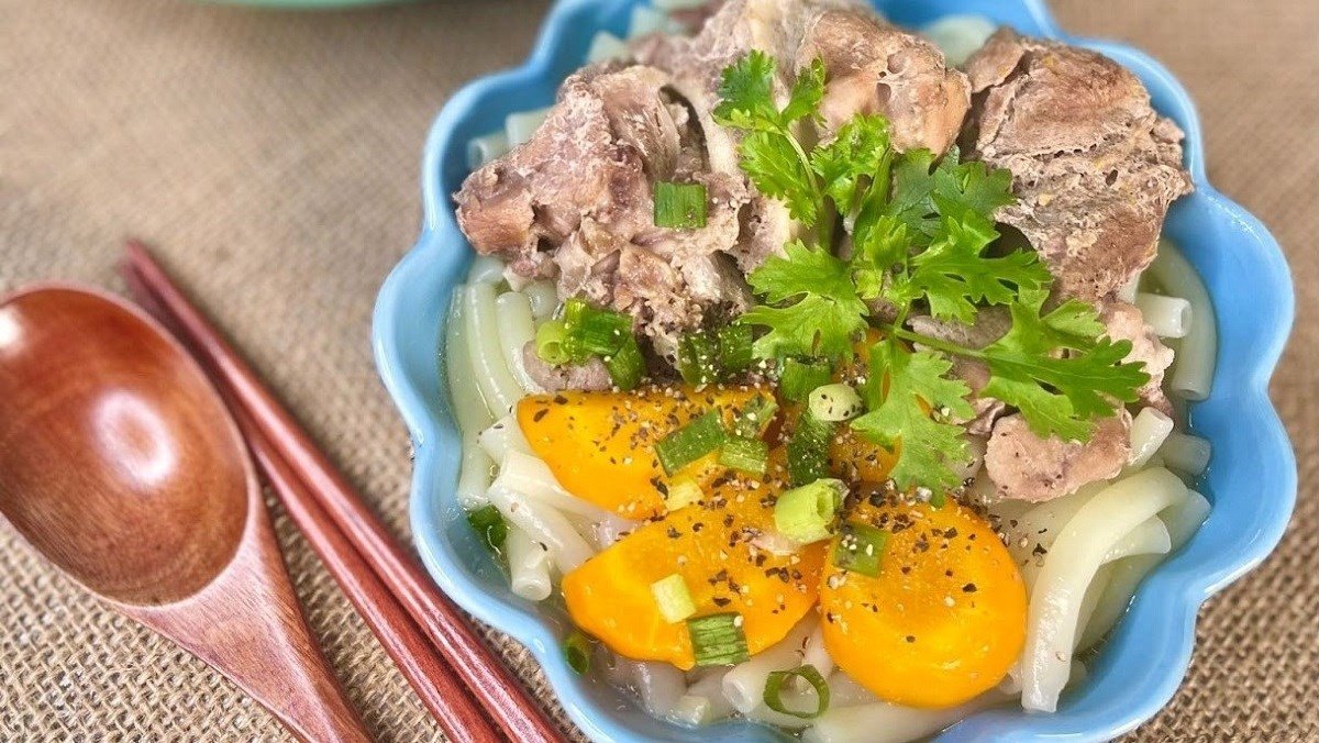 Bát nui xương heo rau củ nóng hổi