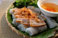 Bát nước chấm bánh cuốn với tỏi ớt nổi bật