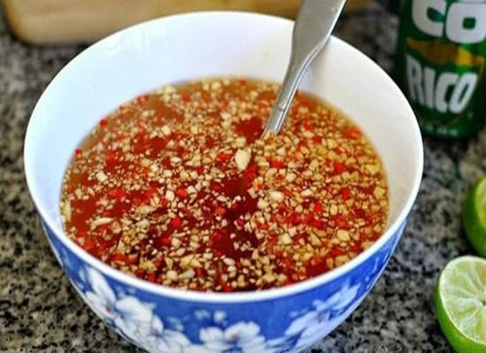 Bát nước chấm chua cay mặn ngọt hoàn hảo cho món lẩu hải sản