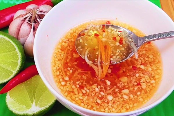 Bát nước chấm chua ngọt hoàn hảo cho món bánh khọt Vũng Tàu