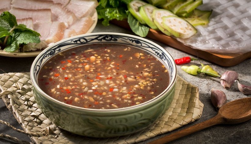 Bát nước chấm mắm nêm dứa vàng óng, sẵn sàng chấm thịt luộc