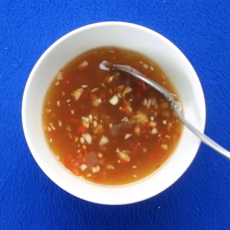 Bát nước chấm me chua ngọt cay, sánh mịn, hoàn hảo cho món bún cá lóc miền Tây