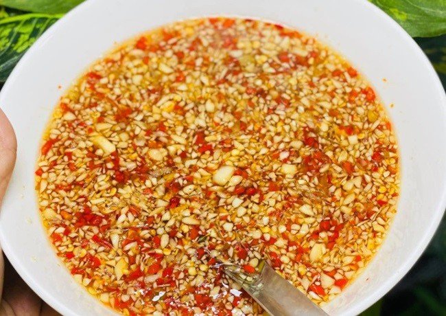 Bát nước chấm tỏi ớt chua ngọt dùng kèm bún cá chấm