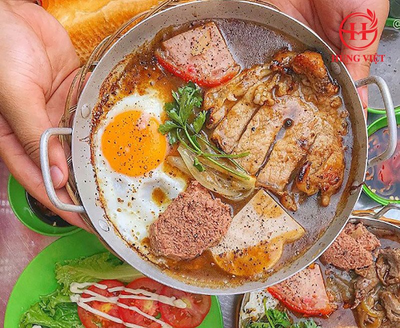 Bát nước sốt tiêu đen đậm đà cho bánh mì chảo