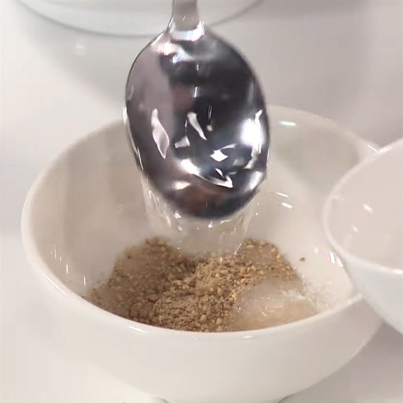 Bát nước sốt trộn gia vị đậm đà cho món xào củ hũ dừa
