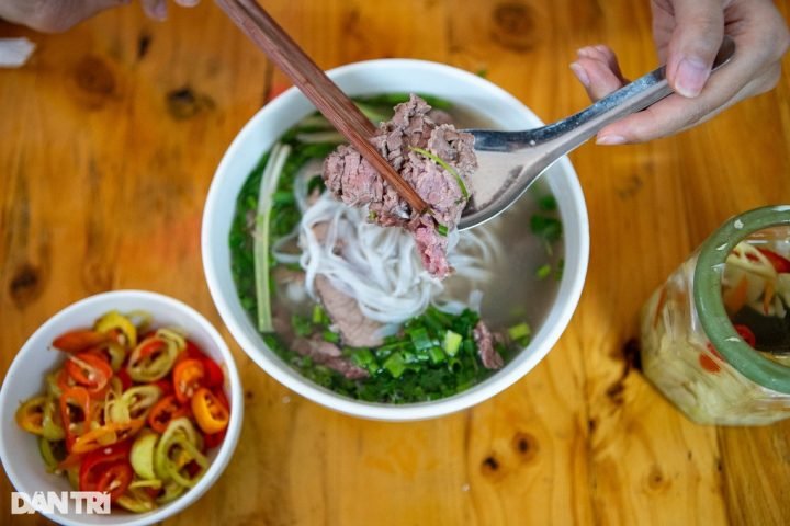 Phở Bò Sốt Vang Bao Nhiêu Calo? Phân Tích Dinh Dưỡng Chi Tiết Bát phở bò sốt vang thơm ngon với lượng calo cần biết