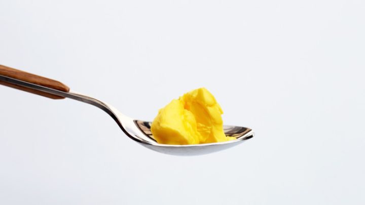 Bát sốt bơ vàng óng được nấu từ bơ thực vật, minh họa hàm lượng calo trong sốt bơ.