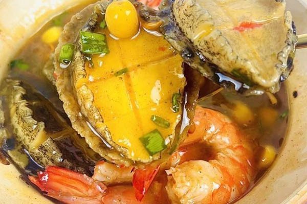 Bát súp bào ngư hải sản phong phú, giàu dinh dưỡng và hấp dẫn.