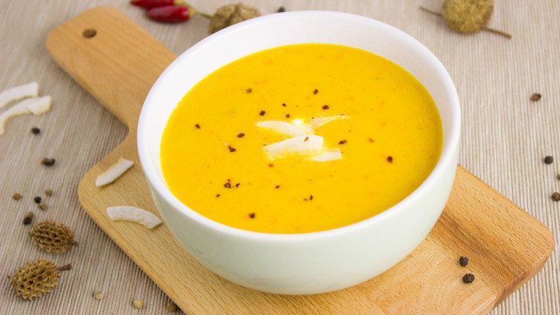 Bát súp bí đỏ ấm nóng bổ dưỡng, là món ăn chay có giá trị **calo món chay** hợp lý, tốt cho sức khỏe.