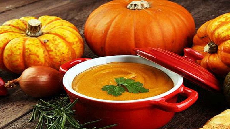 Bát súp bí đỏ thơm ngon, bổ dưỡng, phù hợp cho thực đơn giảm cân
