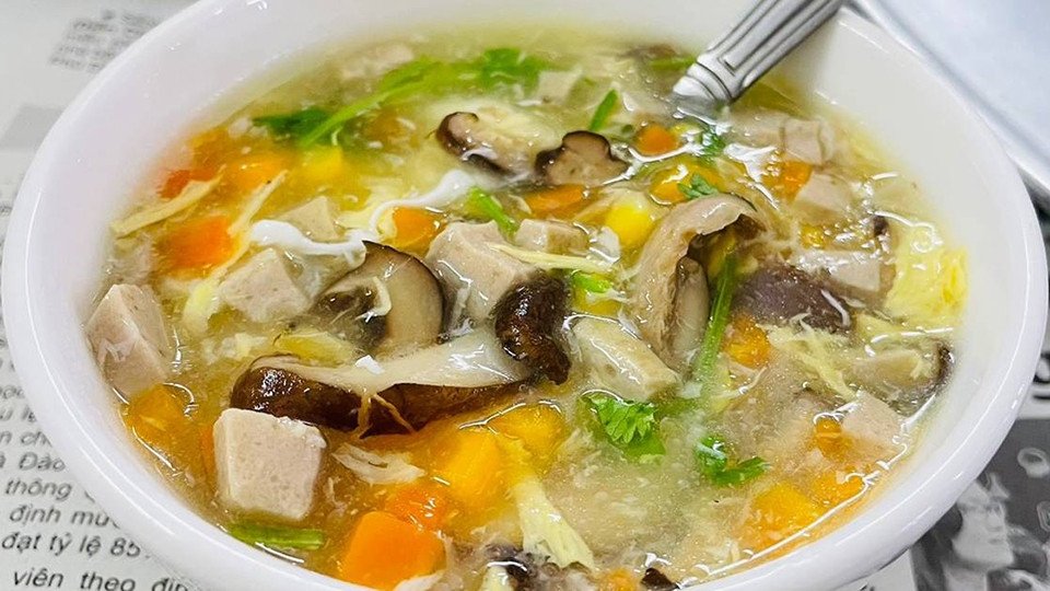 bát súp ức gà nấm hương nóng hổi