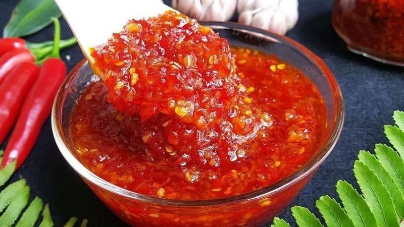 Bát tương ớt đỏ tươi với các loại rau sống, giải đáp thắc mắc về việc tương ớt có gây tăng cân