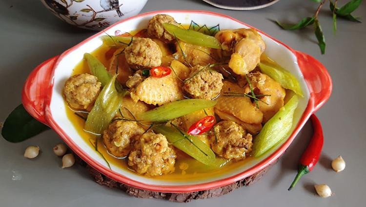 Cách Nấu Xáo Gà Nghệ An Đậm Đà Chuẩn Vị Gia Truyền Bát xáo gà Nghệ An chuẩn vị màu vàng ươm hấp dẫn