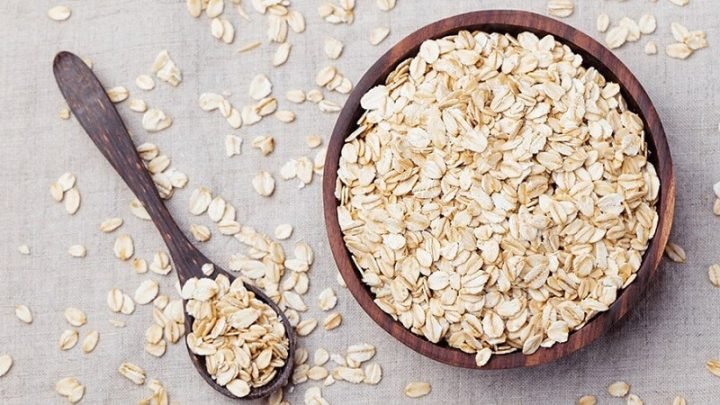 Khám Phá: 100g Yến Mạch Nấu Chín Bao Nhiêu Calo và Lợi Ích Dinh Dưỡng Bát yến mạch khô và yến mạch nấu chín, minh họa giá trị dinh dưỡng của 100g yến mạch nguyên chất