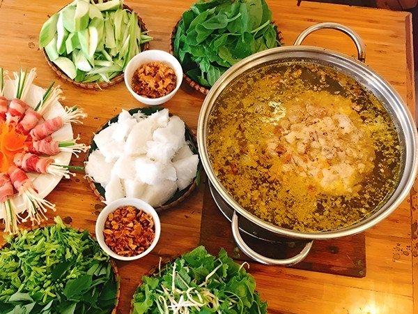 Bày trí lẩu cua đồng thập cẩm nóng hổi