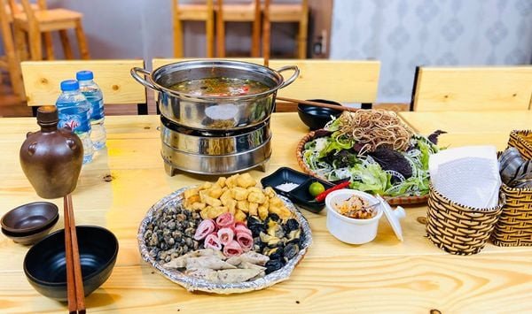 Bày trí lẩu ốc thập cẩm hấp dẫn để thưởng thức cùng gia đình