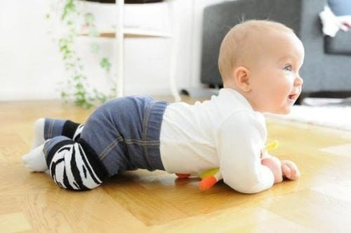 Bé 1 tuổi vui vẻ khám phá thế giới, minh họa nhu cầu năng lượng trẻ 1 tuổi cần bao nhiêu calo mỗi ngày