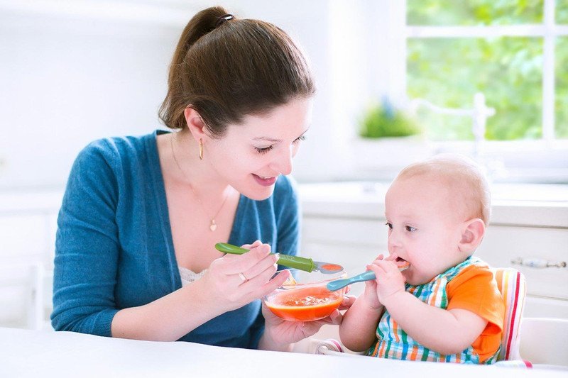 Cách Nấu Cháo Cho Bé Ăn Dặm 7 Tháng Thơm Ngon, Đủ Dưỡng Chất Bé ăn dặm thưởng thức món cháo tự nhiên không gia vị