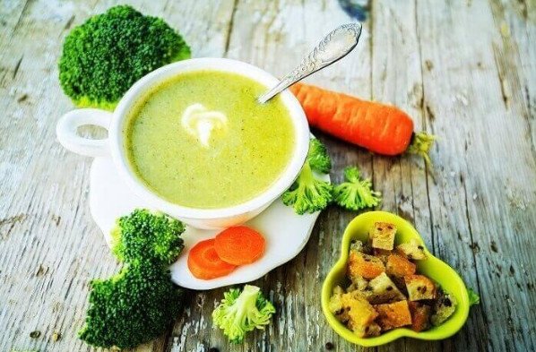 Bé đang thích thú ăn cháo rây mix rau củ dinh dưỡng, một phương pháp ăn dặm khoa học