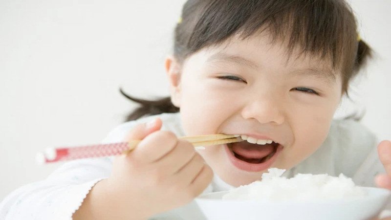 Bé gái thích thú thưởng thức bữa ăn, cho thấy ngũ cốc Milo giúp kích thích vị giác và sự thèm ăn ở trẻ.