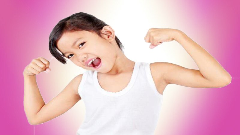 Bé gái vui vẻ uống sữa, thể hiện lợi ích của việc bổ sung canxi từ ngũ cốc Milo giúp xương và răng chắc khỏe.