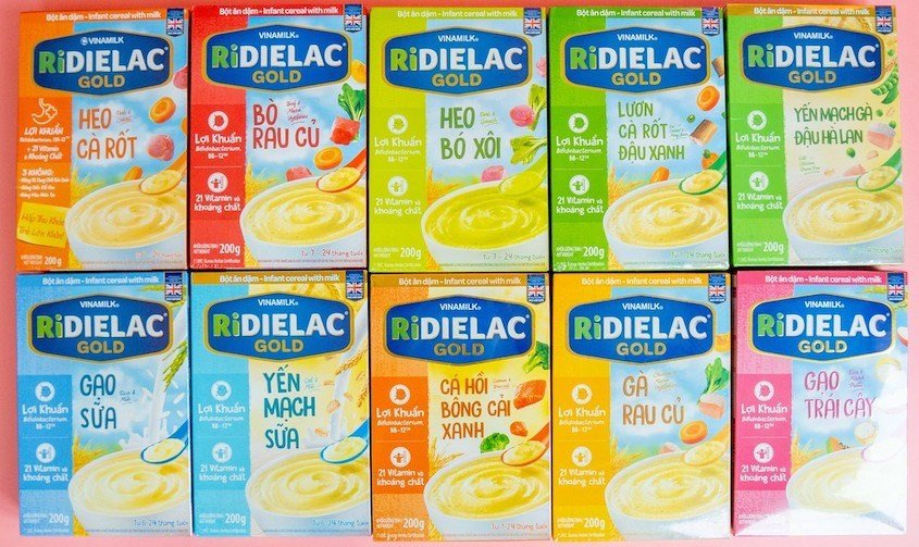 Bé tập ăn dặm với bột Ridielac từ loãng đến đặc