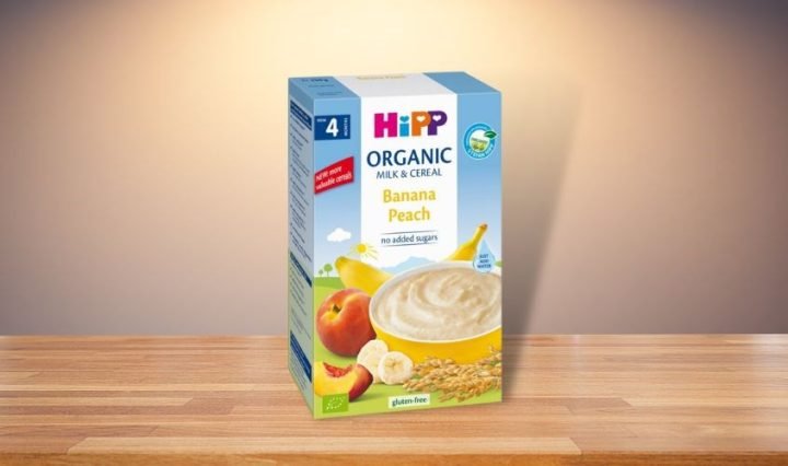 Bé thích thú ăn bột ăn dặm HiPP sữa ngũ cốc chuối đào