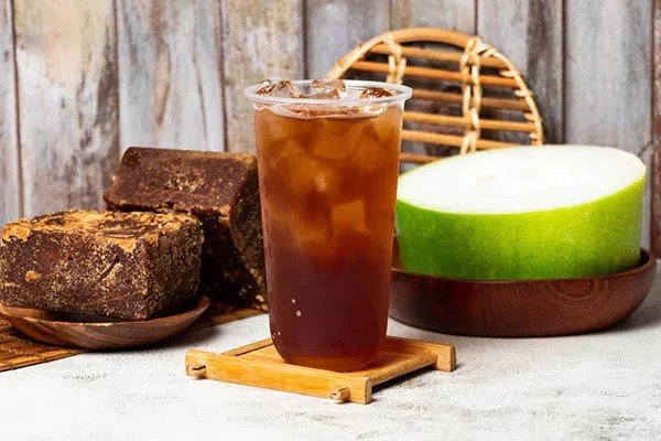 Bí đao cắt lát chuẩn bị cho cách nấu trà bí đao đơn giản tại nhà