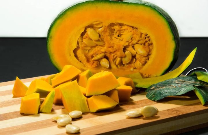 Bí đỏ luộc tươi ngon trên đĩa, minh họa lượng calo trong bí đỏ