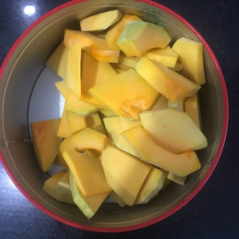 Bí đỏ tươi trước khi sơ chế làm bánh chiên
