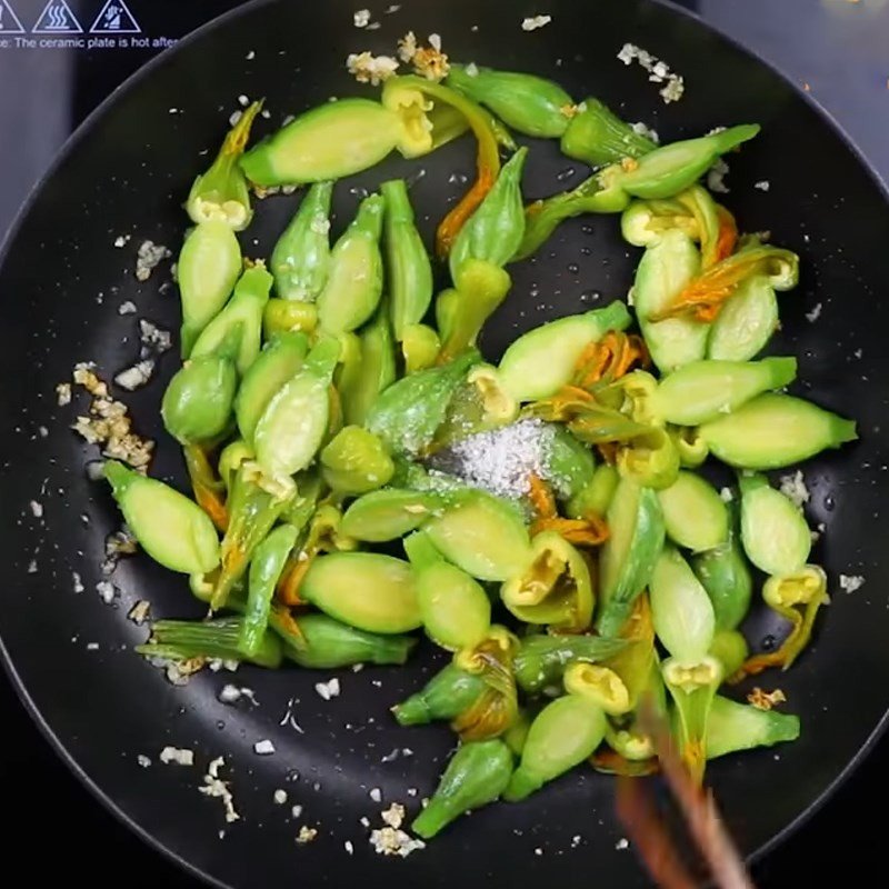 Bí nụ được xào trên chảo cùng tỏi phi thơm