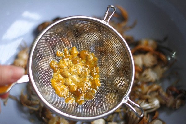 Bí quyết giữ gạch cua không bị vỡ nát khi phi