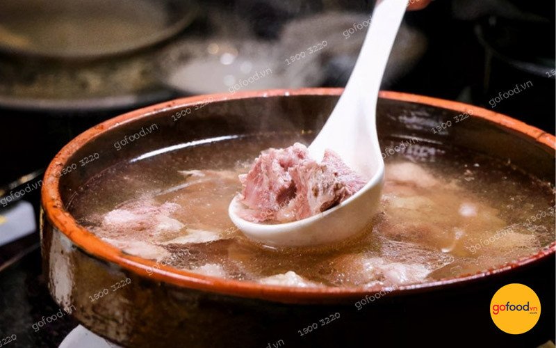 Bí quyết nấu nước dùng lẩu gà nấm kim châm ngọt thanh từ xương ống