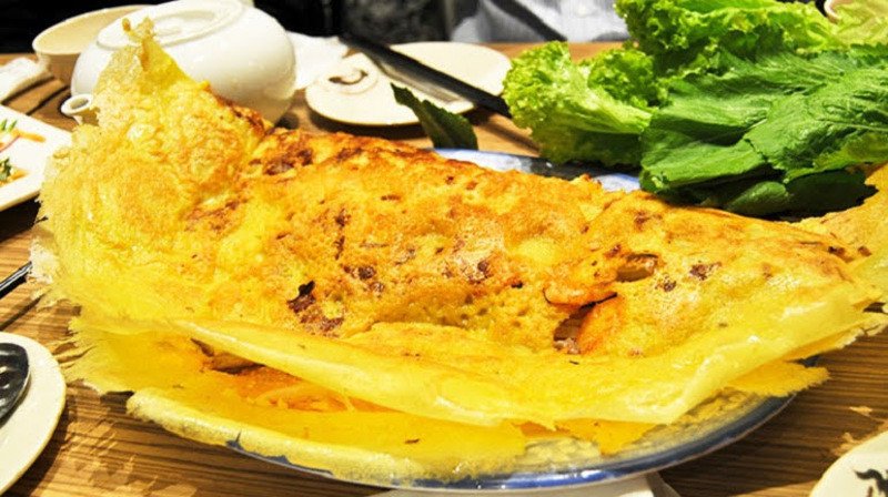 Bí quyết pha bột đổ bánh xèo miền Tây với nước cốt dừa và hành lá tươi tạo hương vị đặc trưng.